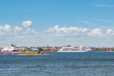 Helsinki, Finlandiya - 12 Haziran 2022: Helsinki 'nin deniz manzarası ve Suomenlinna Kalesi.