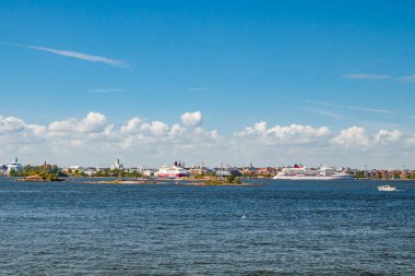 Helsinki, Finlandiya - 12 Haziran 2022: Helsinki 'nin deniz manzarası ve Suomenlinna Kalesi.