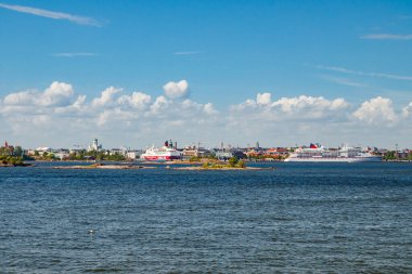 Helsinki, Finlandiya - 12 Haziran 2022: Helsinki 'nin deniz manzarası ve Suomenlinna Kalesi.