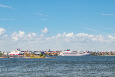 Helsinki, Finlandiya - 12 Haziran 2022: Helsinki 'nin deniz manzarası ve Suomenlinna Kalesi.