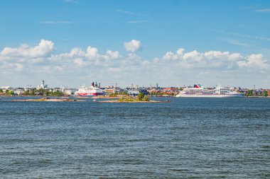 Helsinki, Finlandiya - 12 Haziran 2022: Helsinki 'nin deniz manzarası ve Suomenlinna Kalesi.