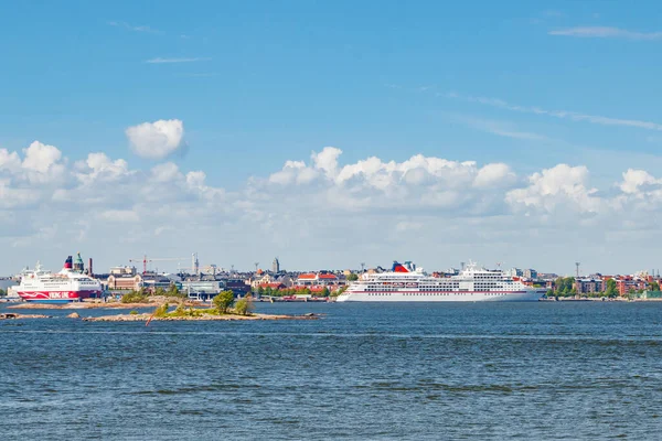 Helsinki, Finlandiya - 12 Haziran 2022: Helsinki 'nin deniz manzarası ve Suomenlinna Kalesi.