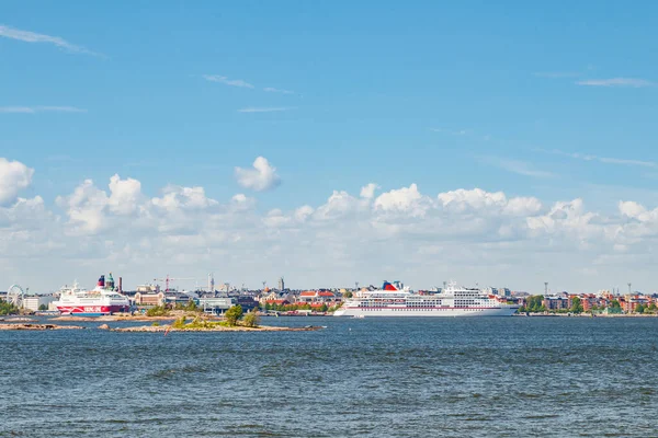 Helsinki, Finlandiya - 12 Haziran 2022: Helsinki 'nin deniz manzarası ve Suomenlinna Kalesi.