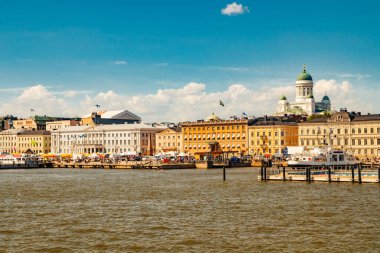 Helsinki, Finlandiya - 12 Haziran 2022: Helsinki limanındaki Pazar Meydanı Kauppatori panoraması. Denizden görünüm.