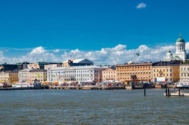 Helsinki, Finlandiya - 12 Haziran 2022: Helsinki limanındaki Pazar Meydanı Kauppatori panoraması. Denizden görünüm.