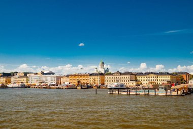 Helsinki, Finlandiya - 12 Haziran 2022: Helsinki limanındaki Pazar Meydanı Kauppatori panoraması. Denizden görünüm.