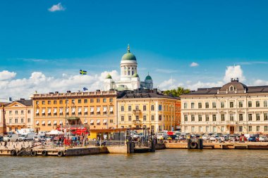 Helsinki, Finlandiya - 12 Haziran 2022: Helsinki limanındaki Pazar Meydanı Kauppatori panoraması. Denizden görünüm.
