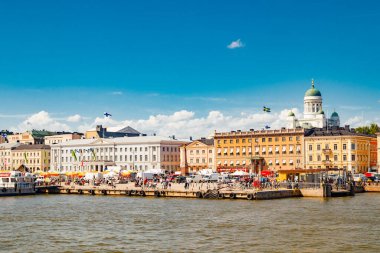 Helsinki, Finlandiya - 12 Haziran 2022: Helsinki limanındaki Pazar Meydanı Kauppatori panoraması. Denizden görünüm.
