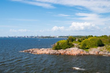 Helsinki 'nin denizden ve Suomenlinna Kalesinden panoramik manzarası.