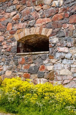 Finlandiya, Helsinki 'de yaz günü Suomenlinna Kalesi Duvarı.