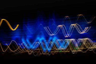 Siyah bir arka plan üzerinde bulanık renkli ışık etkisi Özet. Uzun pozlama fotoğraf hareketli kamera.