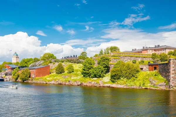 Finlandiya, Helsinki 'de yaz günü Suomenlinna Kalesi.