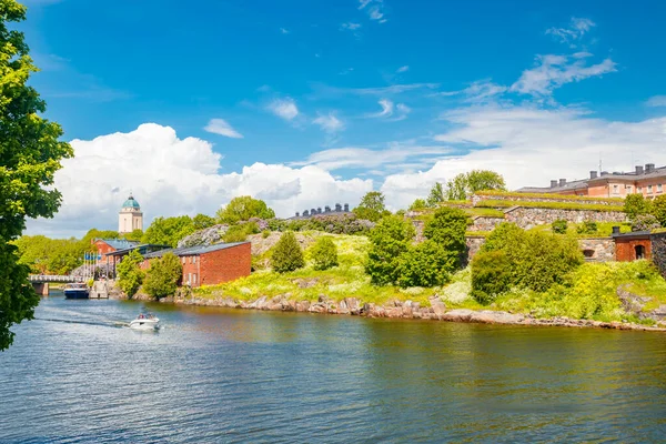 Finlandiya, Helsinki 'de yaz günü Suomenlinna Kalesi.