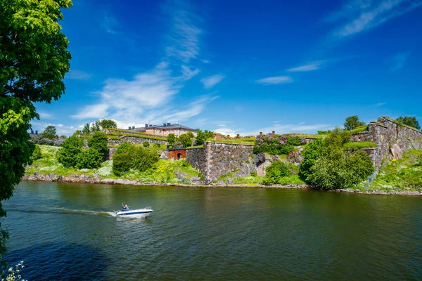 Finlandiya, Helsinki 'de yaz günü Suomenlinna Kalesi.