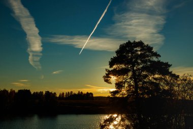 Sonbaharda Kymijoki nehrinde güzel bir günbatımı, Finlandiya.