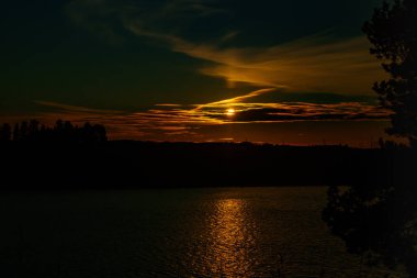 Sonbaharda Kymijoki nehrinde güzel bir günbatımı, Finlandiya.