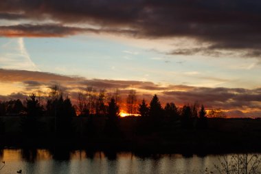 Sonbaharda Kymijoki nehrinde güzel bir günbatımı, Finlandiya.