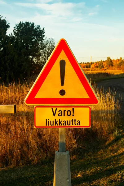 Egy Jel Csúszós Körülmények Között Finn Nyelven Szőnyegtisztító Helyen Naplementekor — Stock Fotó