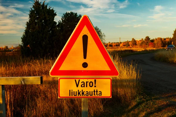 Egy Jel Csúszós Körülmények Között Finn Nyelven Szőnyegtisztító Helyen Naplementekor — Stock Fotó