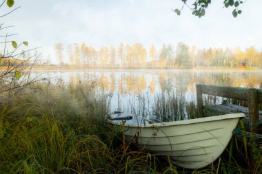 Güzel bir sonbahar sabahı manzarası. Eski bir kayık ve Kymijoki Nehri 'nin sisli suları. Finlandiya, Kymenlaakso, Kouvola