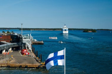 Helsinki, Finlandiya - 12 Haziran 2023: Viking Line feribotu ve Silja Line feribotu Helsinki limanından kalkıyor.