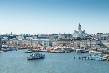 Helsinki, Finlandiya - 12 Haziran 2023: Helsinki limanındaki Pazar Meydanı Kauppatori panoraması. Denizden hava görüntüsü.