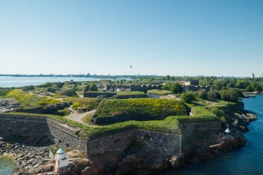 Finlandiya, Helsinki yakınlarında Suomenlinna Kalesi. Denizden görünüm.