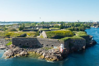 Finlandiya, Helsinki yakınlarında Suomenlinna Kalesi. Denizden görünüm.