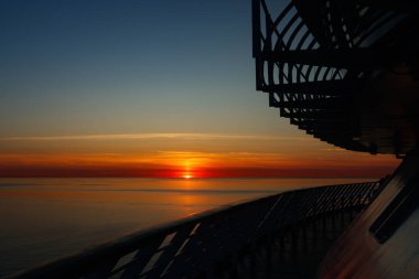 Finlandiya Körfezi 'nde, Baltık Denizi' nde büyülü bir günbatımı. Gemiden görüntüle