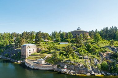 Bir yaz sabahı İsveç 'in Archipelago' sunda Fredriksborg tahkimatı