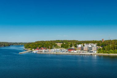 Baltık Denizi 'ndeki Stockholm takımadalarından Vaxholm' e bakın. Yaz sabahı.