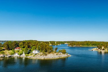 Baltık Denizi 'ndeki Stockholm takımadalarına bakın. Yaz sabahı.