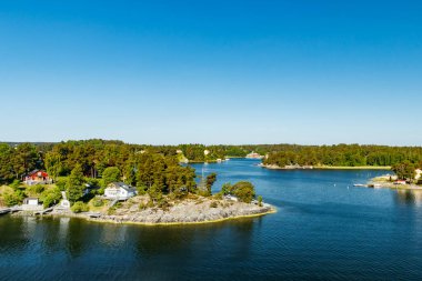 Baltık Denizi 'ndeki Stockholm takımadalarına bakın. Yaz sabahı.