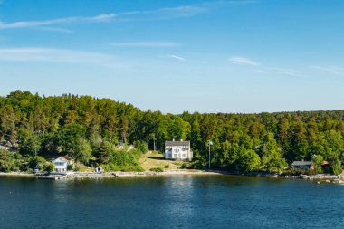 Baltık Denizi 'ndeki Stockholm takımadalarına bakın. Yaz sabahı.