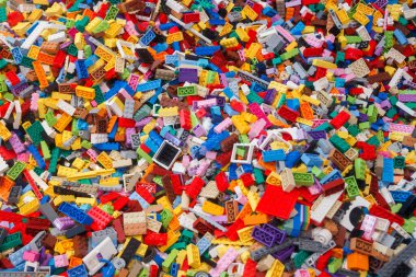 Billund, Danimarka - 17 Haziran 2023: Çok renkli plastik Lego tuğlası arka plan