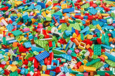 Billund, Danimarka - 17 Haziran 2023: Çok renkli plastik Lego Duplo tuğla zemin