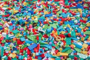 Billund, Danimarka - 17 Haziran 2023: Çok renkli plastik Lego Duplo tuğla zemin