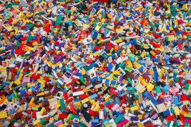 Billund, Danimarka - 17 Haziran 2023: Çok renkli plastik Lego tuğlası arka plan
