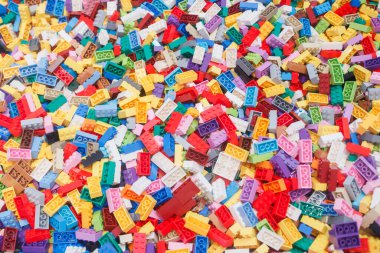 Billund, Danimarka - 17 Haziran 2023: Çok renkli plastik Lego tuğlası arka plan