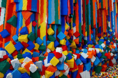 Billund, Danimarka - 17 Haziran 2023: Çok renkli plastik Lego tuğlası arka plan