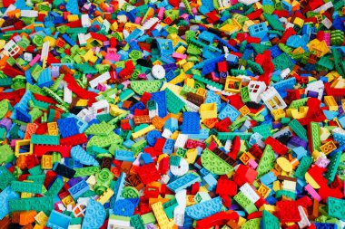 Billund, Danimarka - 17 Haziran 2023: Çok renkli plastik Lego Duplo tuğla zemin