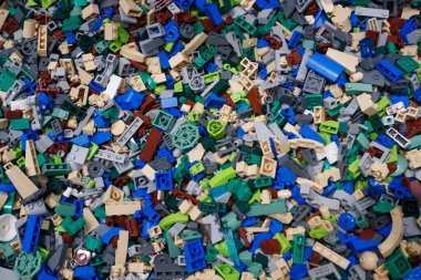 Billund, Danimarka - 17 Haziran 2023: Çok renkli plastik Lego tuğlası arka plan