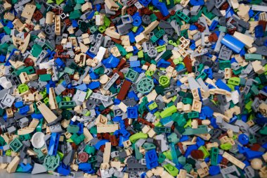 Billund, Danimarka - 17 Haziran 2023: Çok renkli plastik Lego tuğlası arka plan