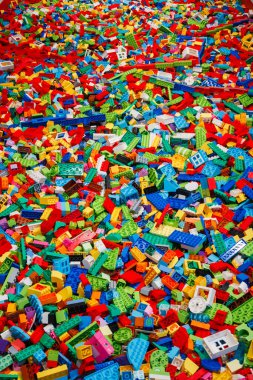 Billund, Danimarka - 17 Haziran 2023: Çok renkli plastik Lego Duplo tuğla zemin