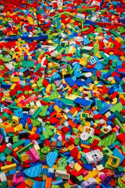 Billund, Danimarka - 17 Haziran 2023: Çok renkli plastik Lego Duplo tuğla zemin