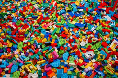 Billund, Danimarka - 17 Haziran 2023: Çok renkli plastik Lego Duplo tuğla zemin