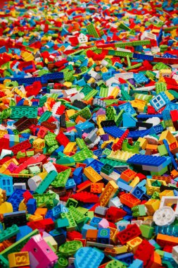 Billund, Danimarka - 17 Haziran 2023: Çok renkli plastik Lego Duplo tuğla zemin
