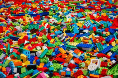 Billund, Danimarka - 17 Haziran 2023: Çok renkli plastik Lego Duplo tuğla zemin