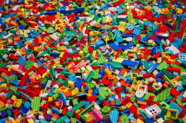 Billund, Danimarka - 17 Haziran 2023: Çok renkli plastik Lego Duplo tuğla zemin