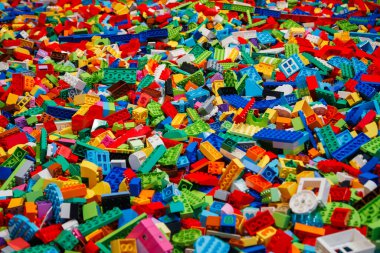 Billund, Danimarka - 17 Haziran 2023: Çok renkli plastik Lego Duplo tuğla zemin